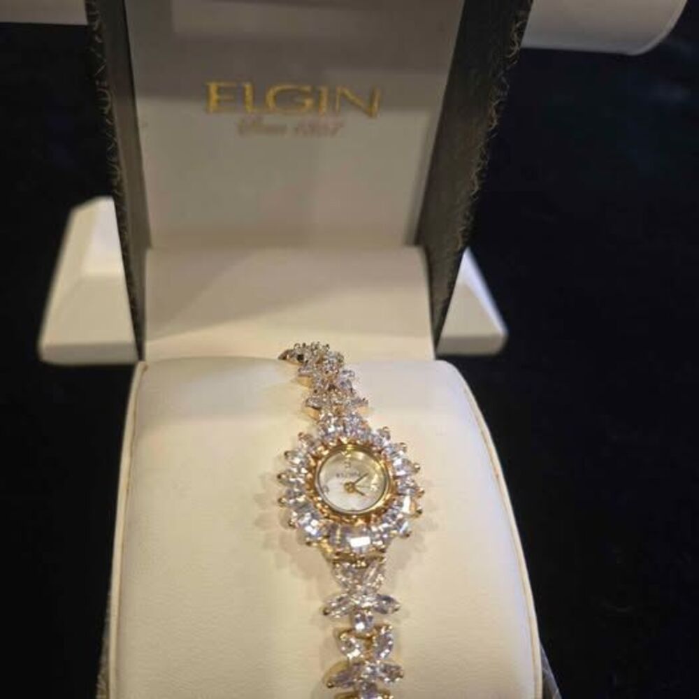 Ladies Elgin crystal watch. New in box!